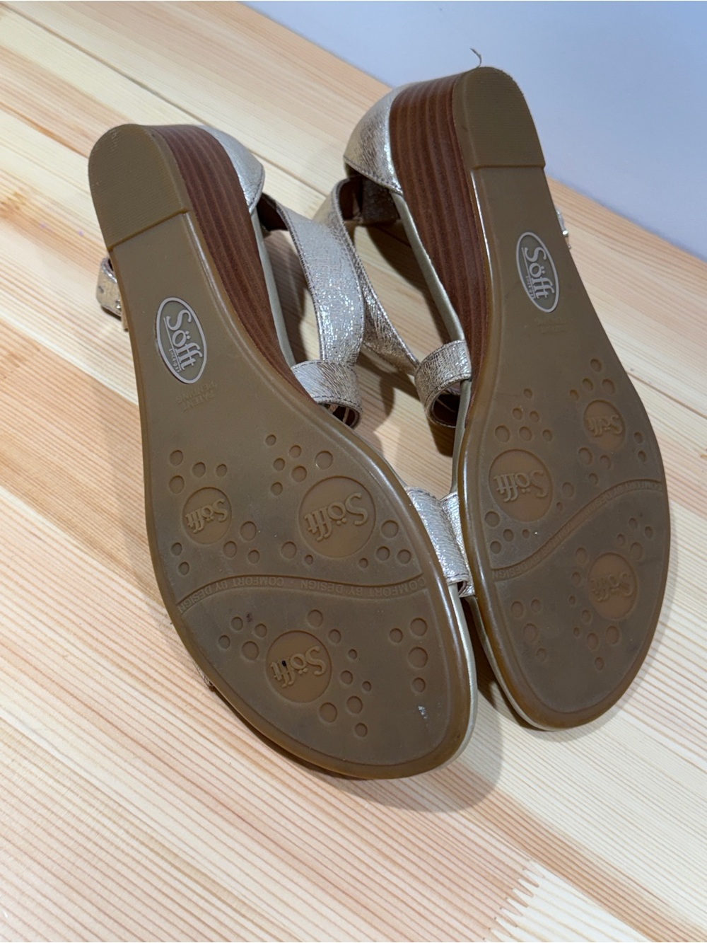 Söfft Metallic Champagne Gold Leather Low Wedge Sandals: 7.5 - Picture 8 of 11